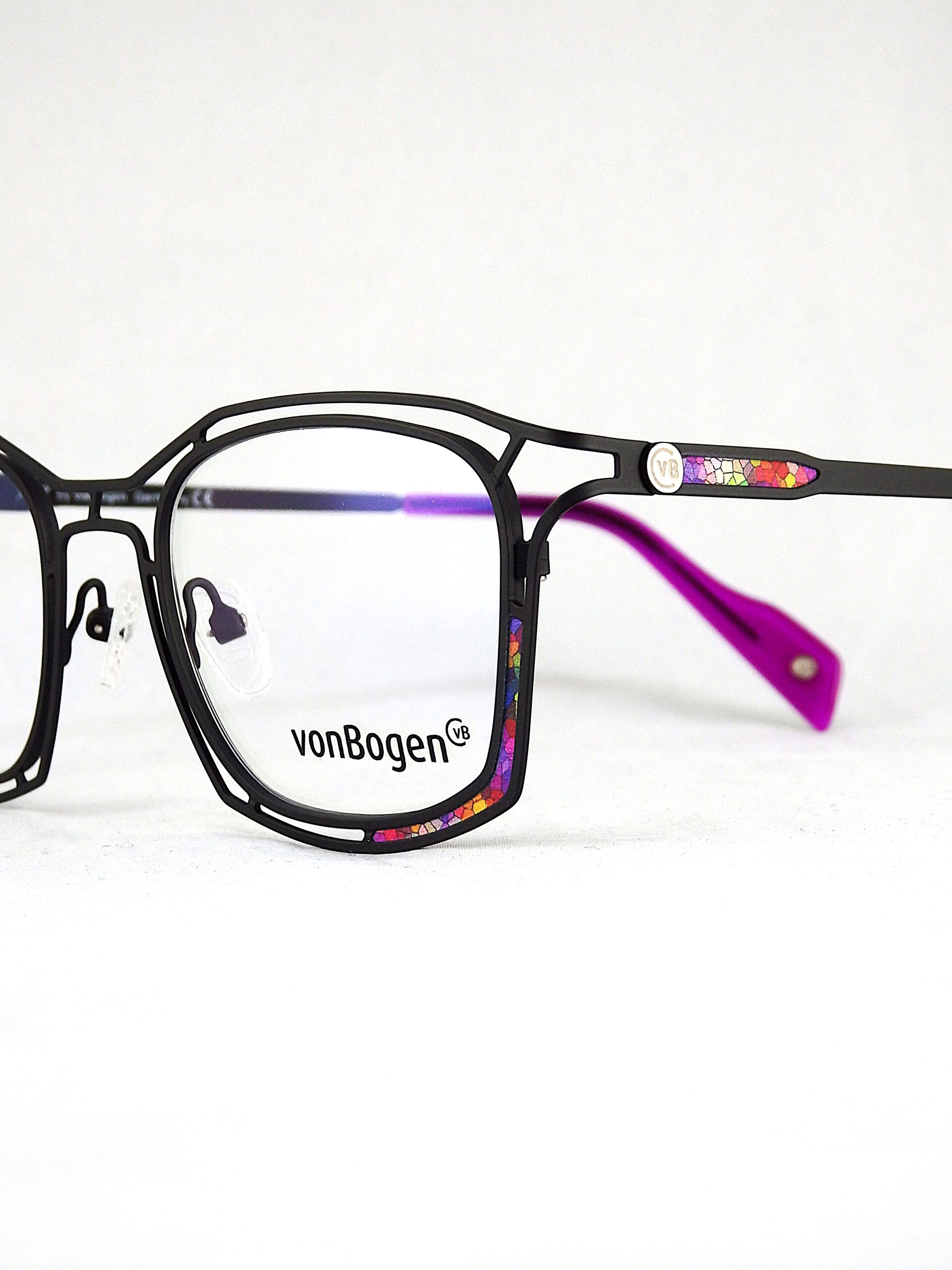 マットブラックと鮮やかな色で魅せる眼鏡！VonBogen Mod. 1575 C03 の 